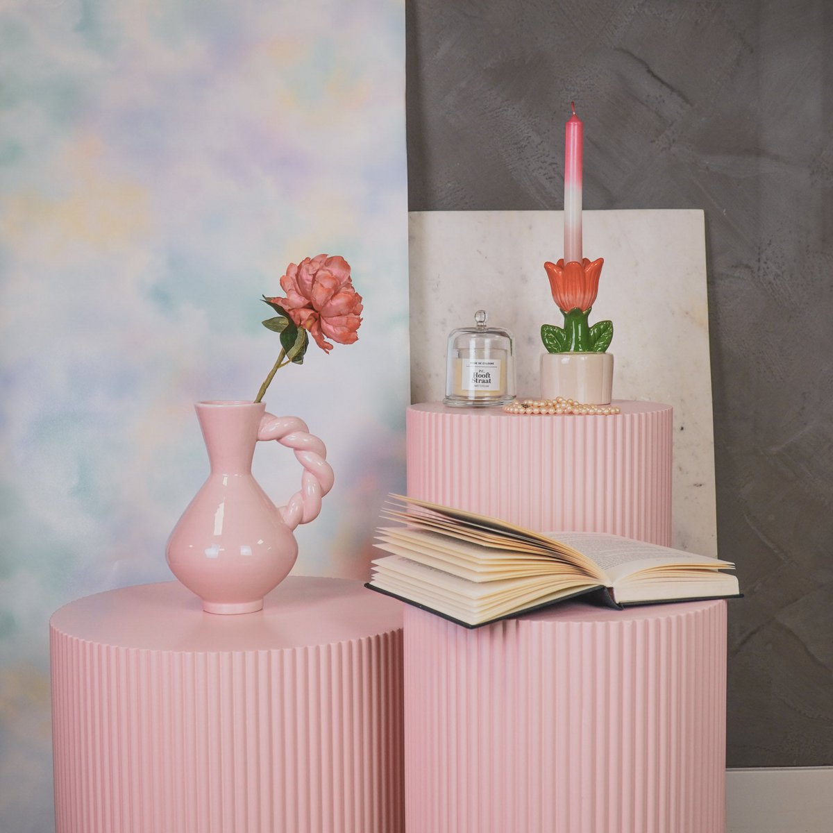 Vaas gedraaid handvat dolomiet roze 17,5x13.5x22cm