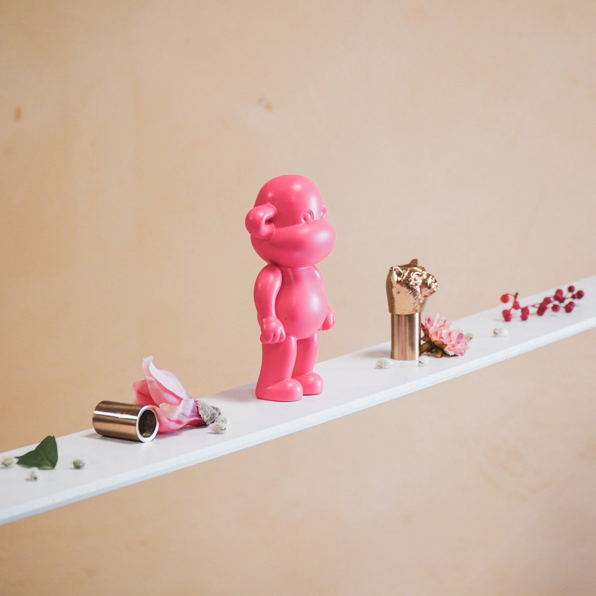 Ornament aap 'de legende' polyresin roze 11x7x19cm