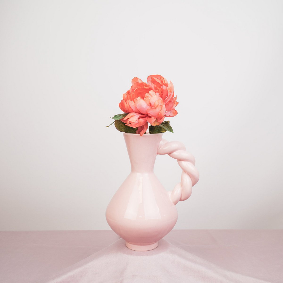 Vaas gedraaid handvat dolomiet roze 17,5x13.5x22cm