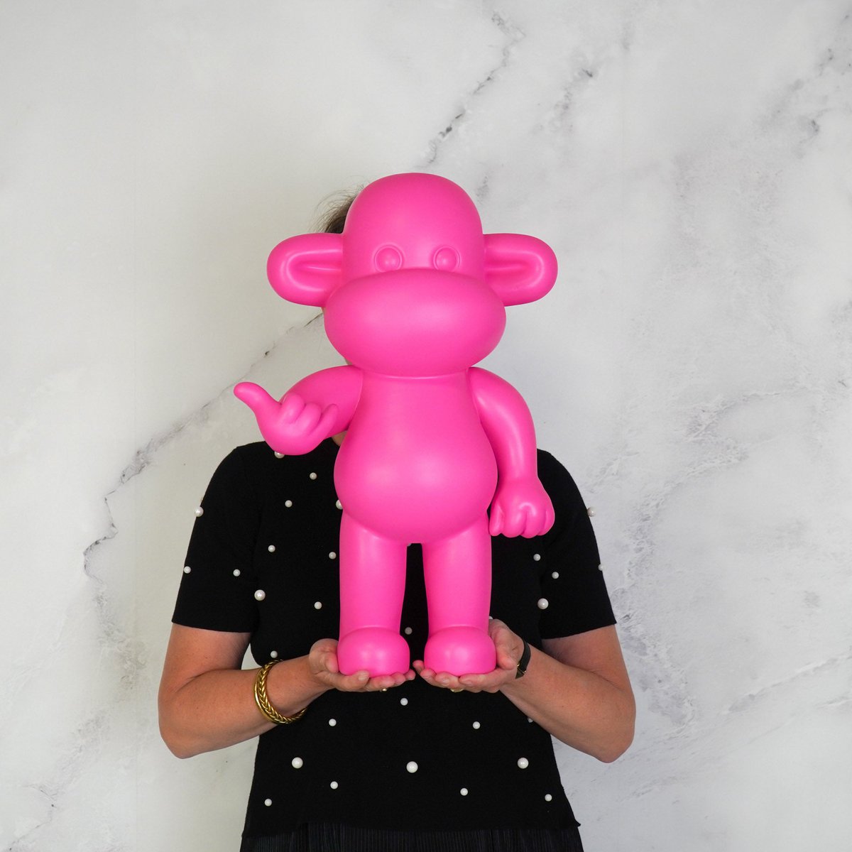 Ornament Aap 'de legende' polyresin roze 33x21x50cm