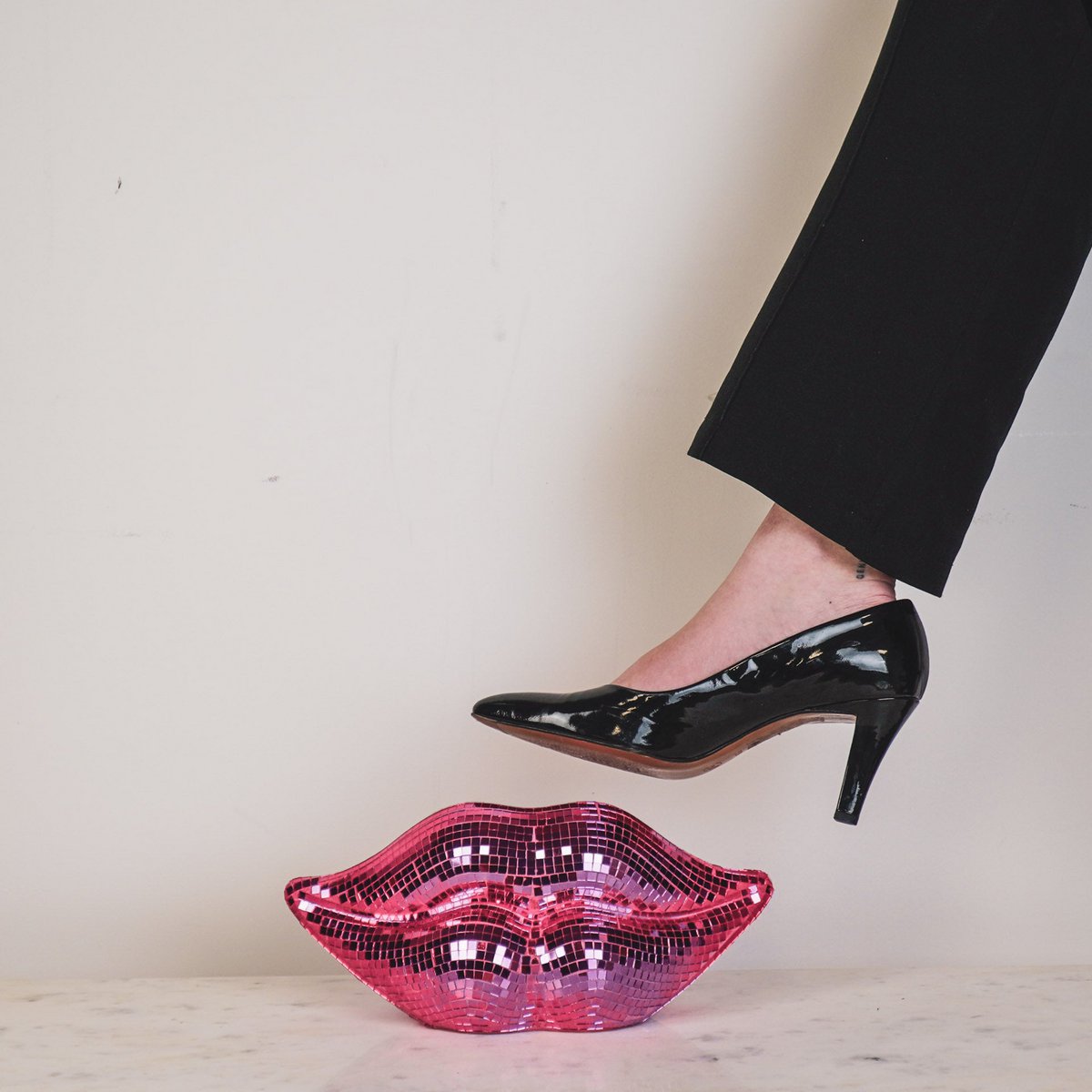 Ornament disco lips glas roze 29x10x13,5 cm