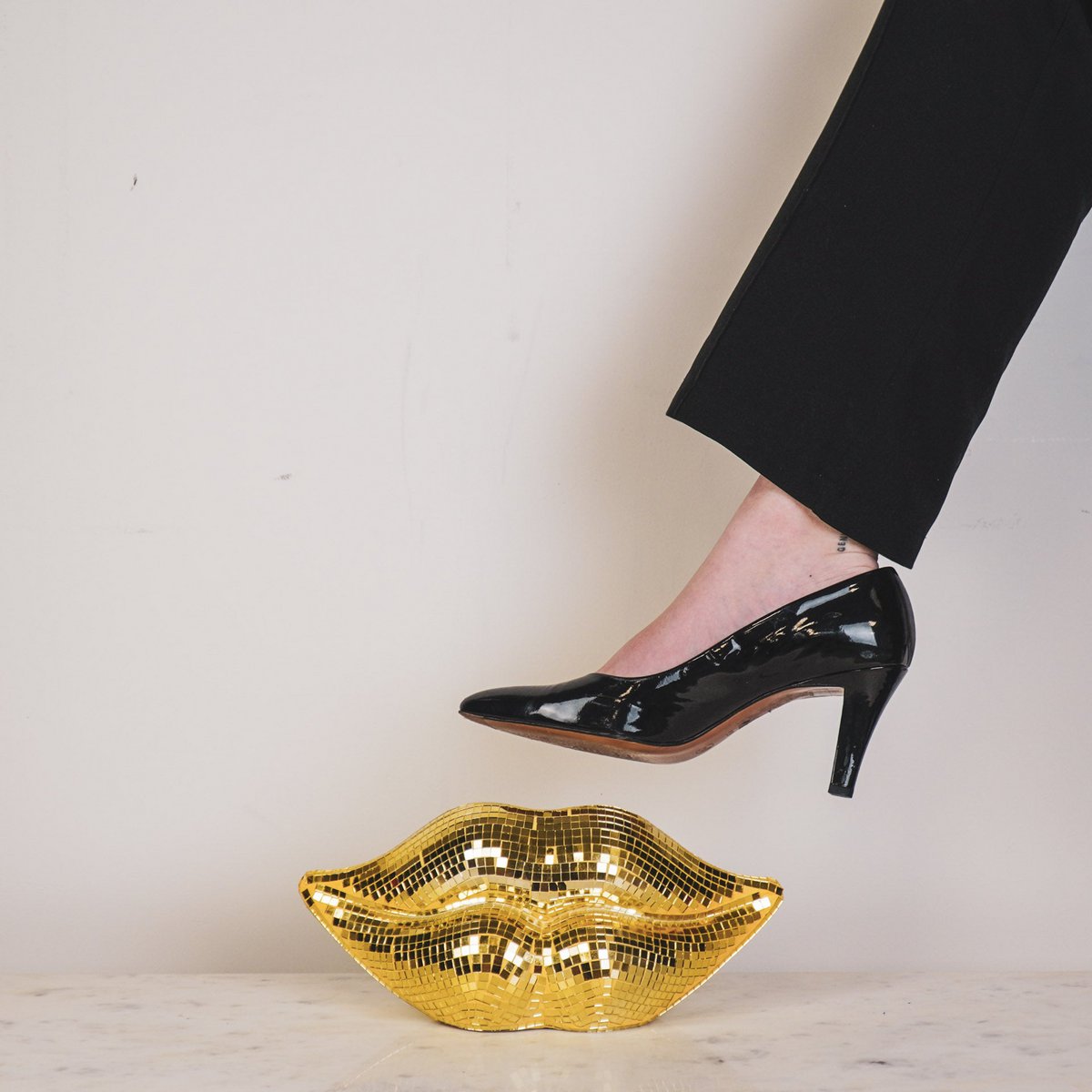 Ornament disco lippen glas goud 29x10x13,5 cm