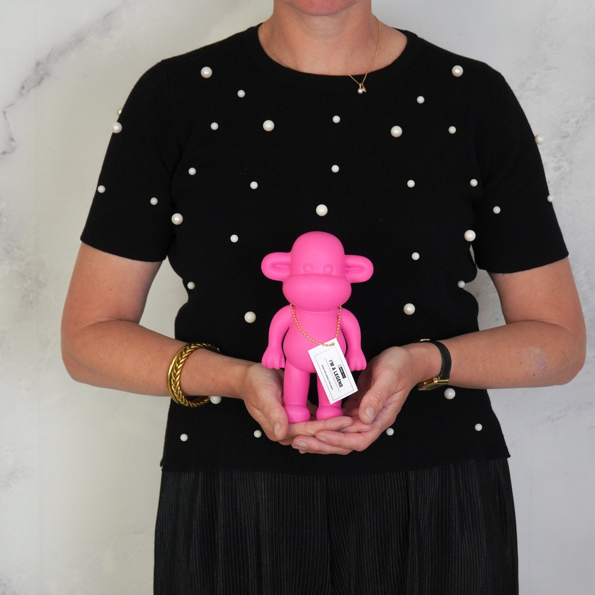 Ornament aap 'de legende' polyresin roze 11x7x19cm