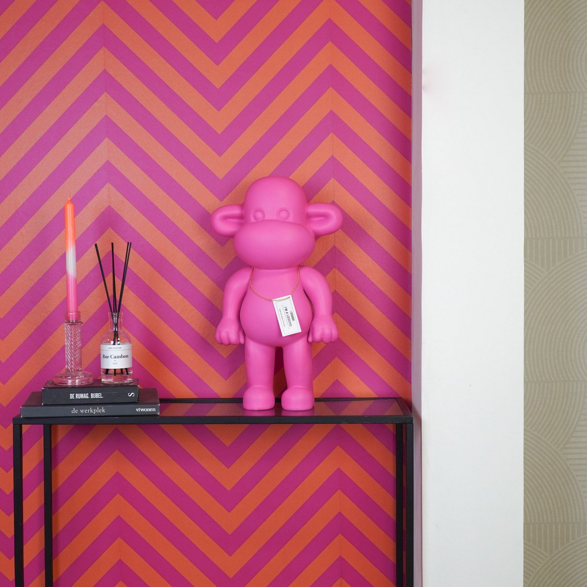 Ornament Aap 'de legende' polyresin roze 33x21x50cm