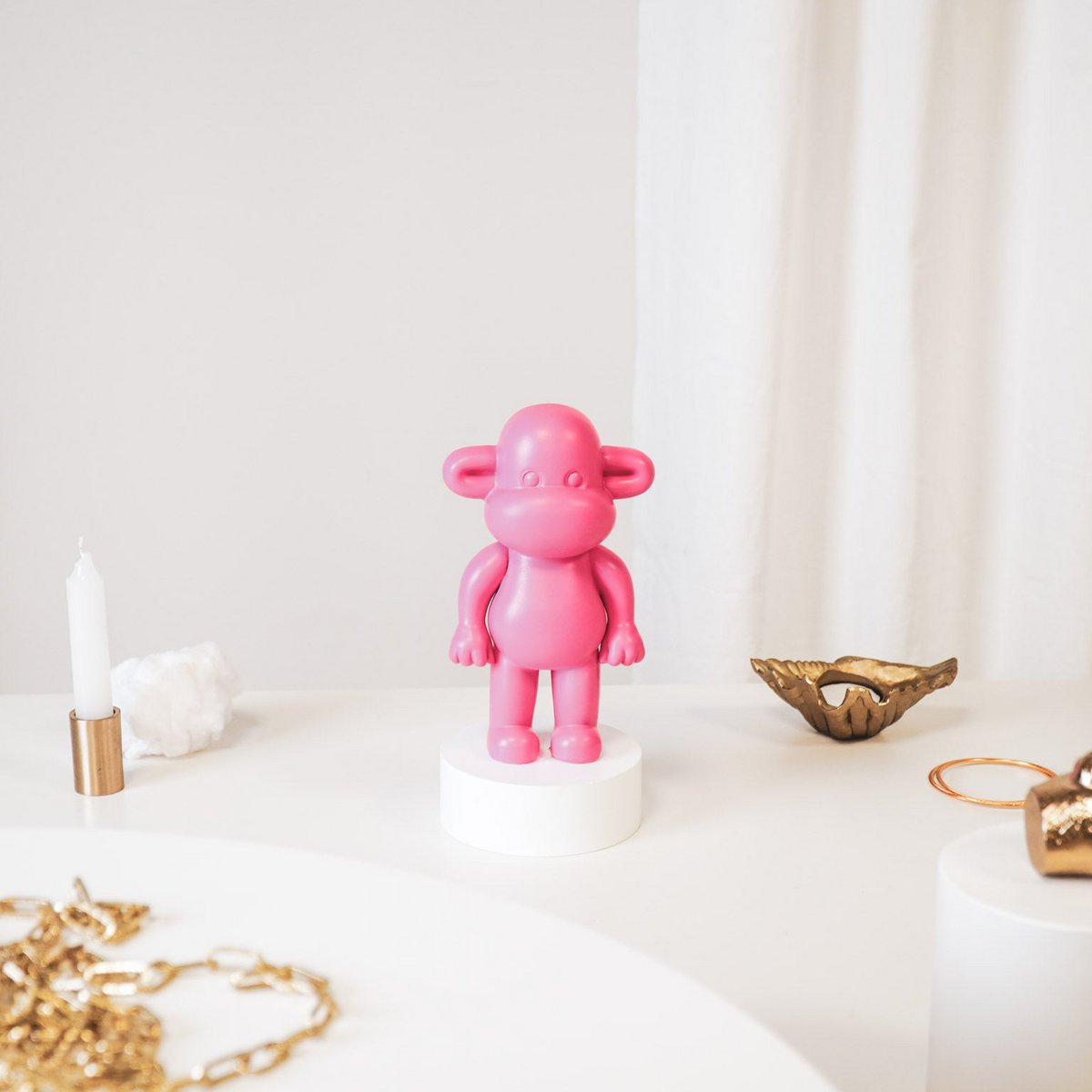 Ornament aap 'de legende' polyresin roze 11x7x19cm