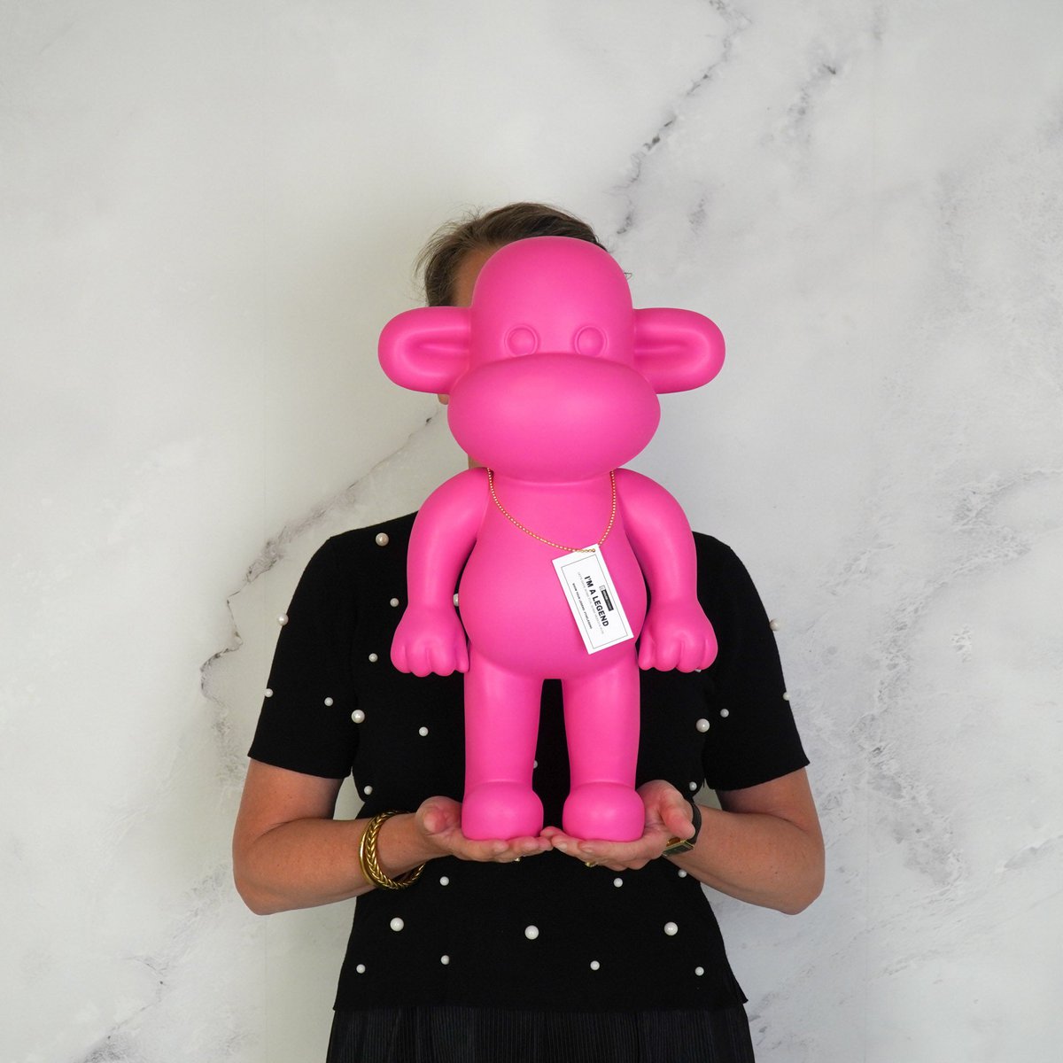 Ornament Aap 'de legende' polyresin roze 33x21x50cm