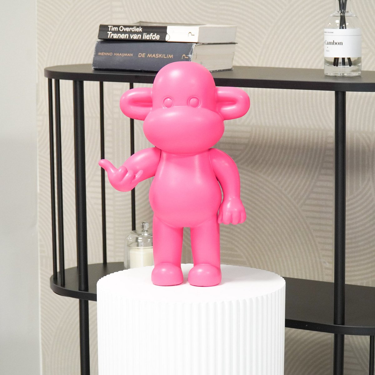 Ornament Aap 'de legende' polyresin roze 33x21x50cm
