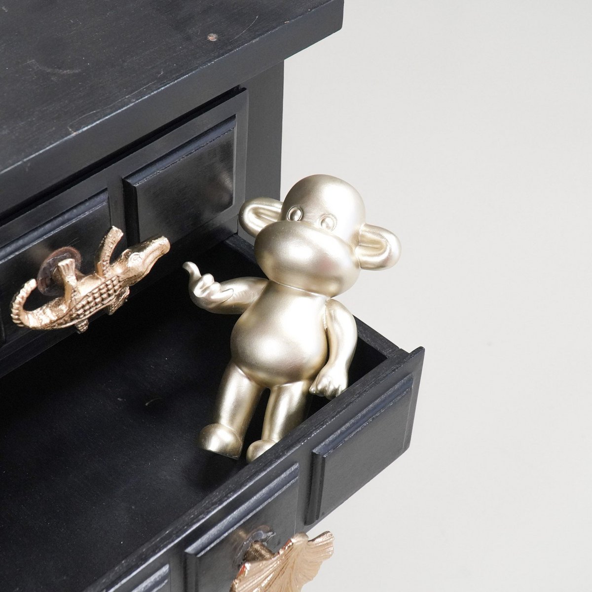 Ornament Aap 'de legende' polyresin goud 11x7x19cm