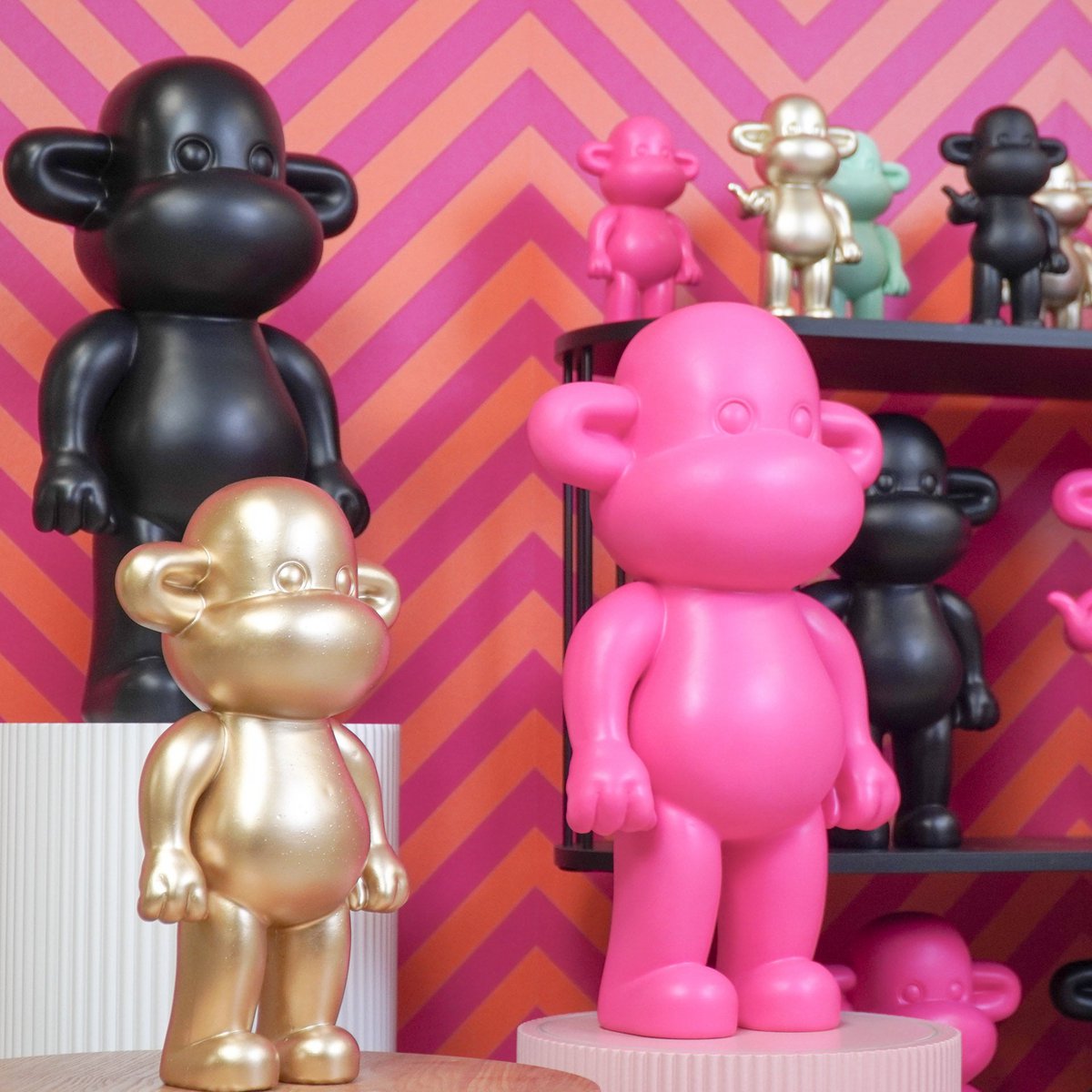 Ornament Aap 'de legende' polyresin goud 20,5x13,5x35cm