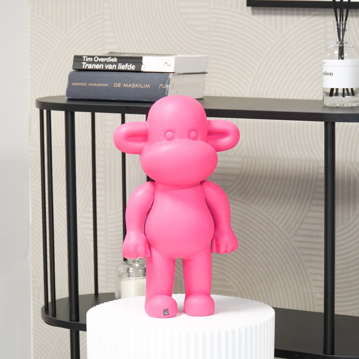Ornament Aap 'de legende' polyresin roze 33x21x50cm