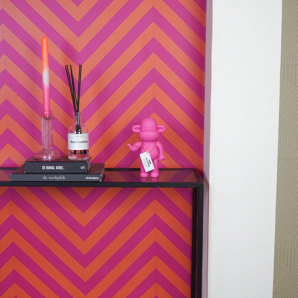 Ornament Aap 'de legende' roze 11x7x19cm