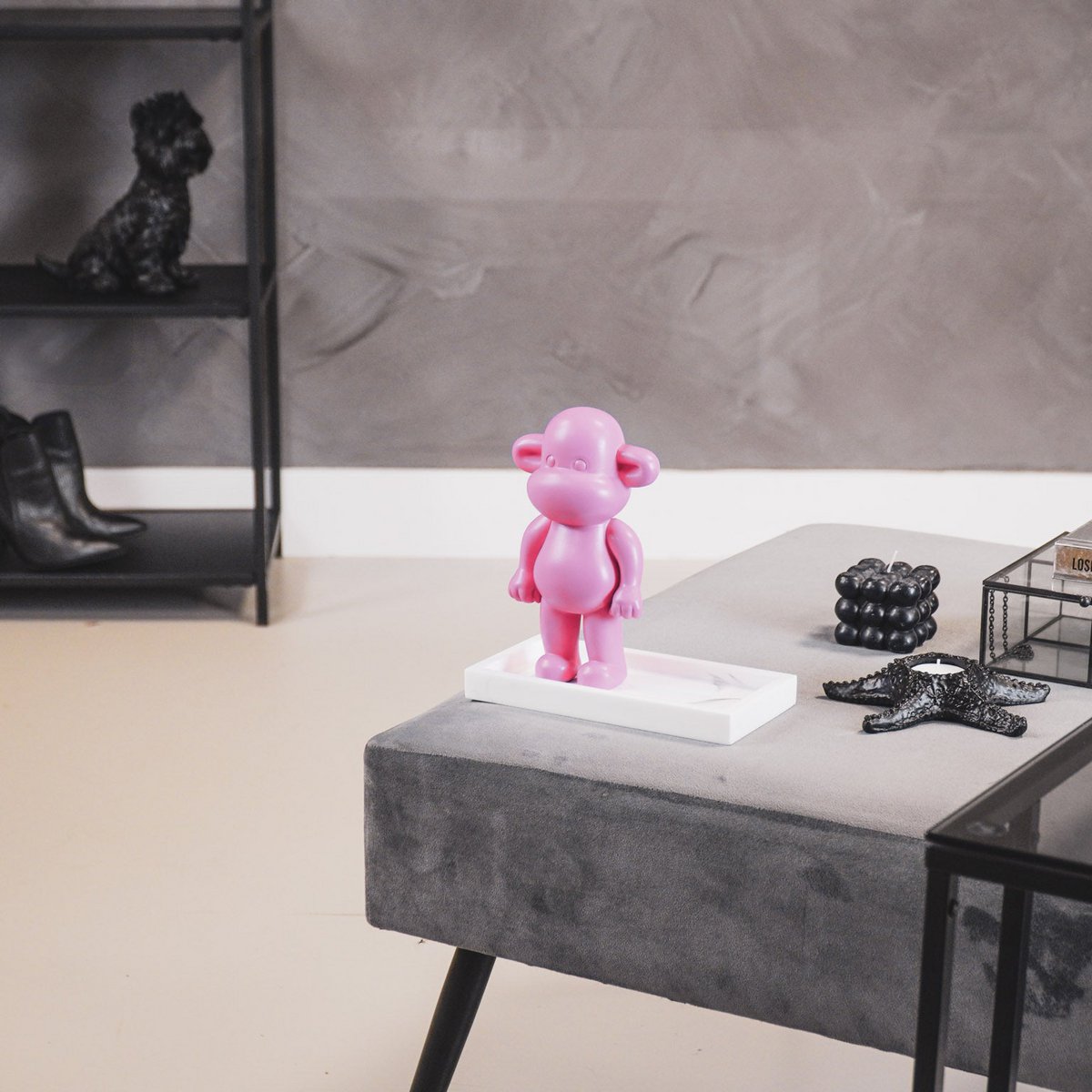 Ornament aap 'de legende' polyresin roze 11x7x19cm