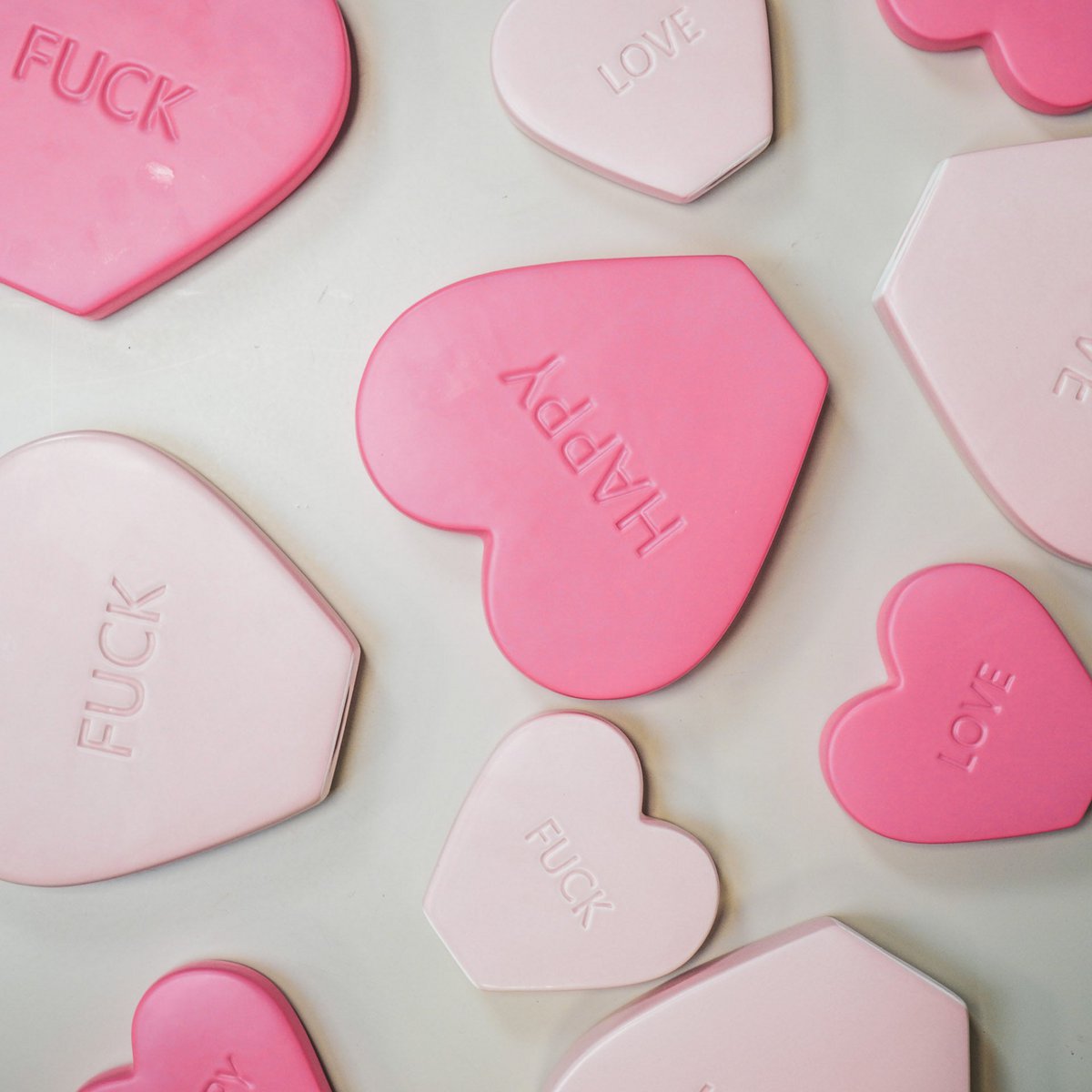 Ornament Candy Hart 'FUCK' Neon Roze 20x4x18,5cm