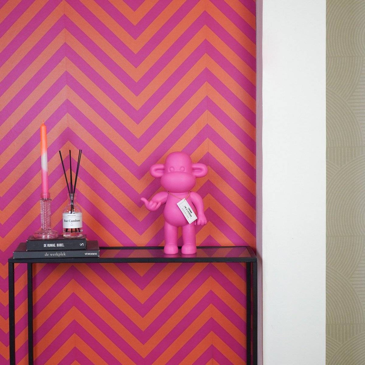 Ornament Aap 'de legende' polyresin roze 20,5x13,5x35cm