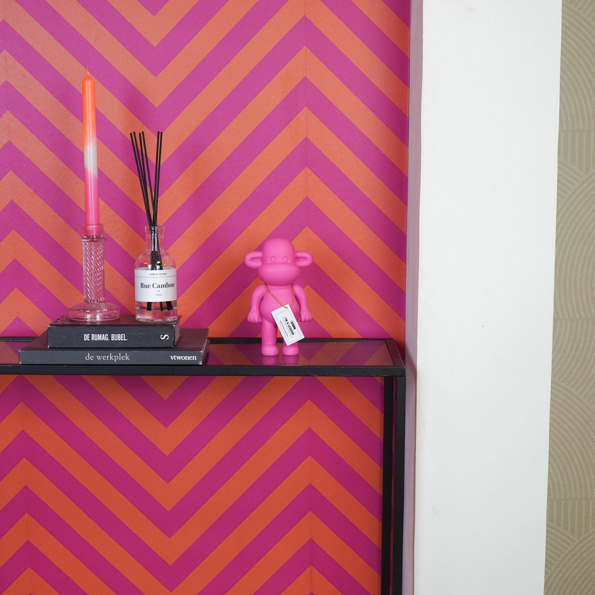 Ornament aap 'de legende' polyresin roze 11x7x19cm